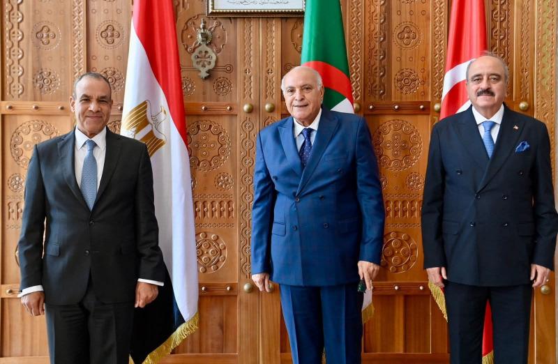 وزير الخارجية يشارك في اجتماع الآلية الثلاثية لدول جوار ليبيا بالجزائر