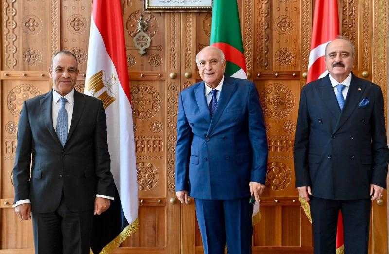 وزير الخارجية يشارك في اجتماع الآلية الثلاثية لدول جوار ليبيا بالجزائر