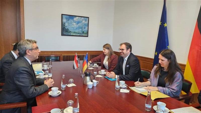 السفير مصر في برلين يلتقي وزير الدولة بالخارجية الألمانية