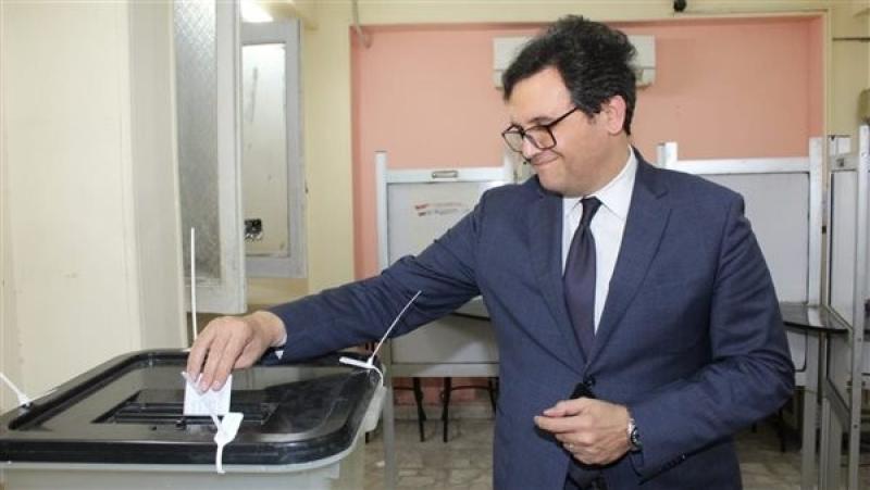 وزير الثقافة د. أحمد فؤاد هنو يدلي بصوته في انتخابات مجلس النواب