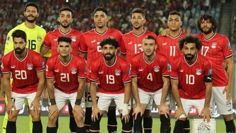 منتخب مصر بالقميص الأحمر أمام الرأس الأخضر