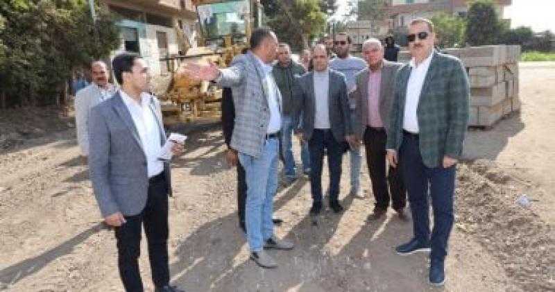 محافظ المنوفية يتفقد مشاريع رصف الطرق بمركز الشهداء