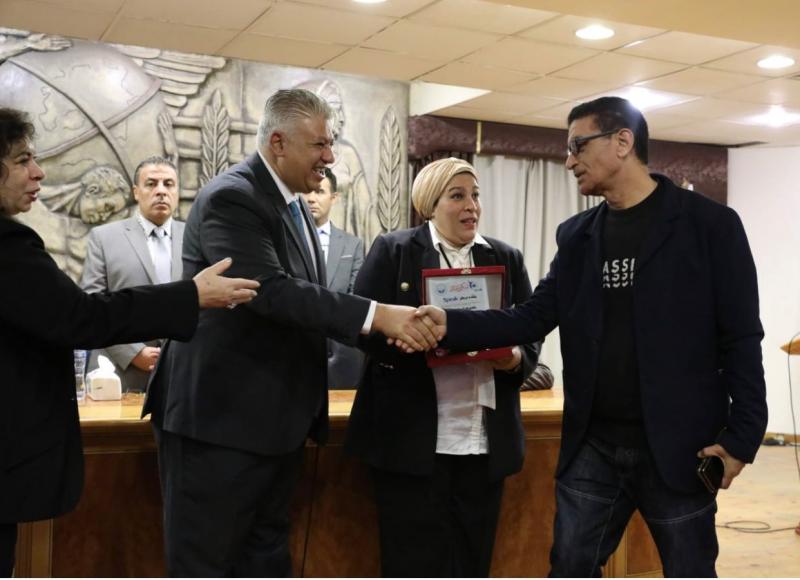 د.أمنية المراغي والمستشار أحمد عبد الحكم يكرمان الكاتب الصحفي طارق مرسي