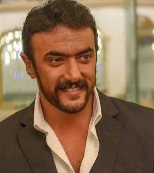 أحمد العوضي يتجاهل الانتقادات بصورة علي كلاي