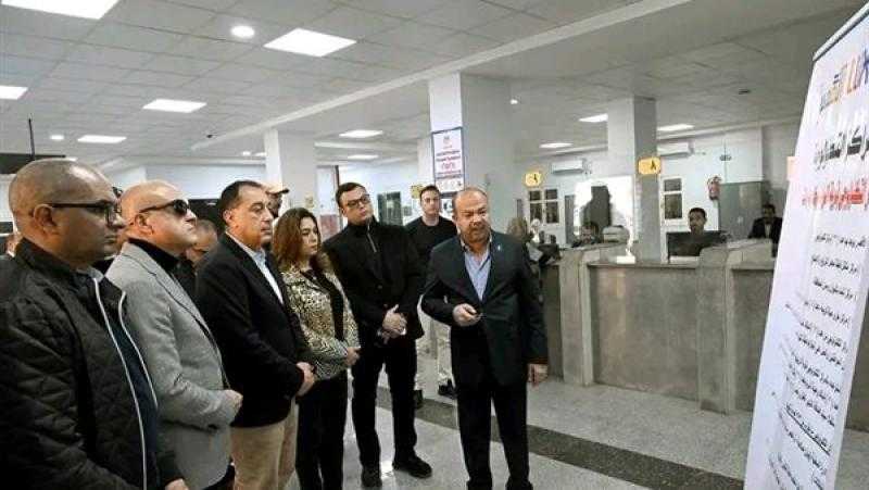 رئيس الوزراء يتفقد مجمع خدمات المواطنين ”المركز التكنولوجي” بقرية ”الرياينة” بمحافظة الأقصر