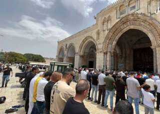 آلاف الفلسطينيين يؤدون صلاة الجمعة بالمسجد الأقصى