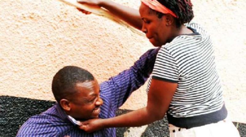 أوغندية تضرب الرجال