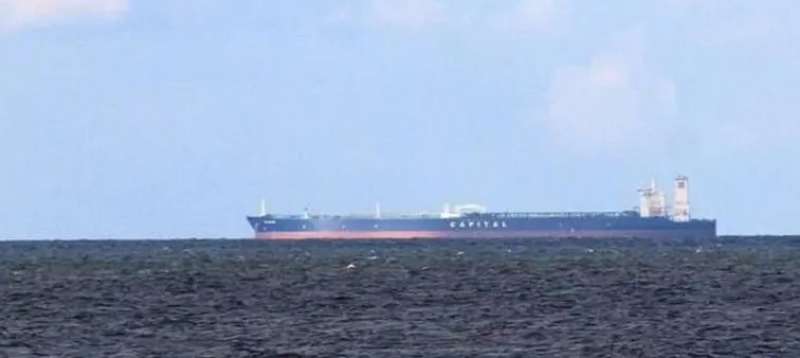 إيران تغرق ناقلة نفط في مضيق هرمز بعد استهدافها