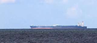 إيران تغرق ناقلة نفط في مضيق هرمز بعد استهدافها ..150 ناقلة نفط... إيران تغرق ناقلة نفط في مضيق هرمز بعد استهدافها ..150 ناقلة نفط تنتظر بالمياة المفتوحة بالخليج