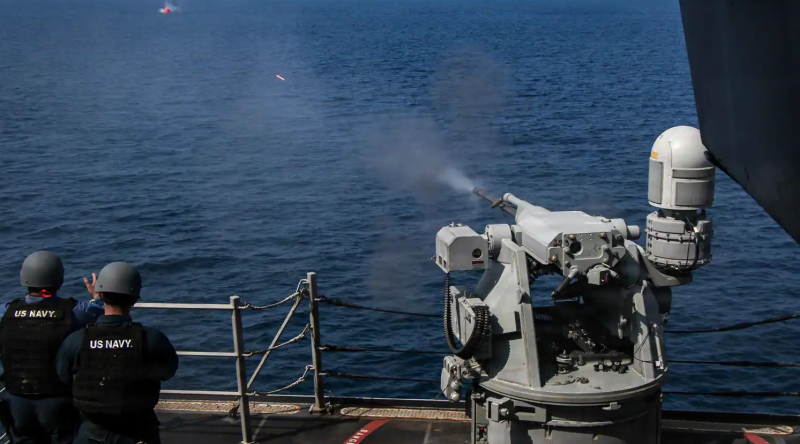 مدمرة أمريكية تطلق النار في خليج عمان 