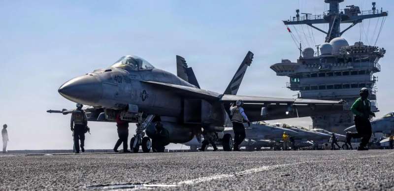 جنود وطيارون على متن حاملة الطائرات أبراهام لينكولن  