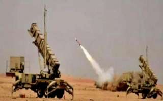 الدفاعات السعودية تعترض 5 مسيرات بالقرب من قاعدة الأمير سلطان الجوية الدفاعات السعودية تعترض 5 مسيرات بالقرب من قاعدة الأمير سلطان الجوية