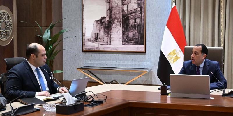 رئيس الوزراء  ورئيس جهاز حماية المنافسة عددًا من ملفات العمل