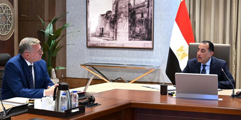  رئيس الوزراء ووزير البترول 