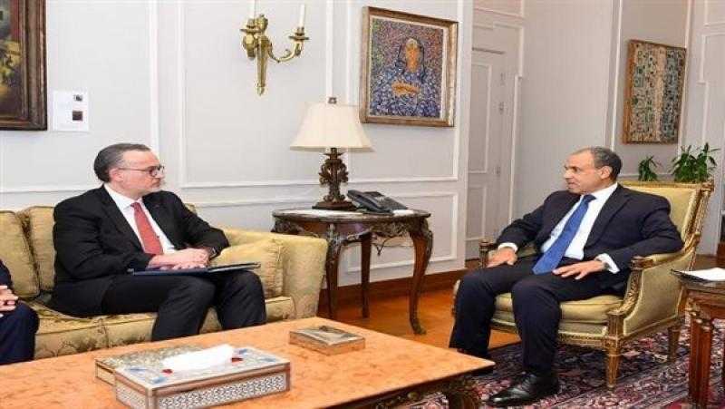 وزير الخارجية يستقبل وفد من البنك الأوروبي للاستثمار