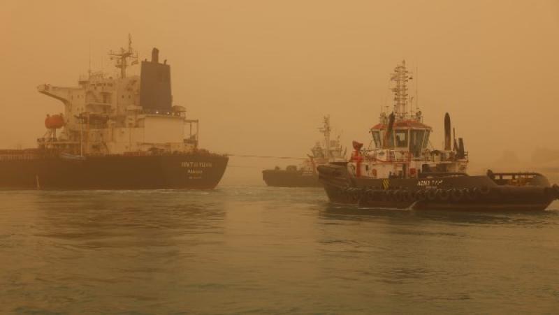 الإنقاذ البحري بقناة السويس ينجح في تعويم سفينة صب بعد جنوحها بعطل فني