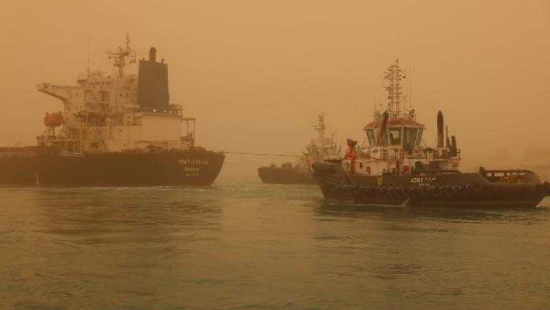 الإنقاذ البحري بقناة السويس ينجح في تعويم سفينة صب بعد جنوحها بعطل فني