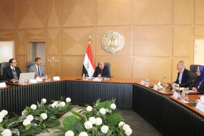 الدكتور محمود عصمت وزير الكهرباء  خلال اجتماعه برؤساء شركات توزيع الكهرباء