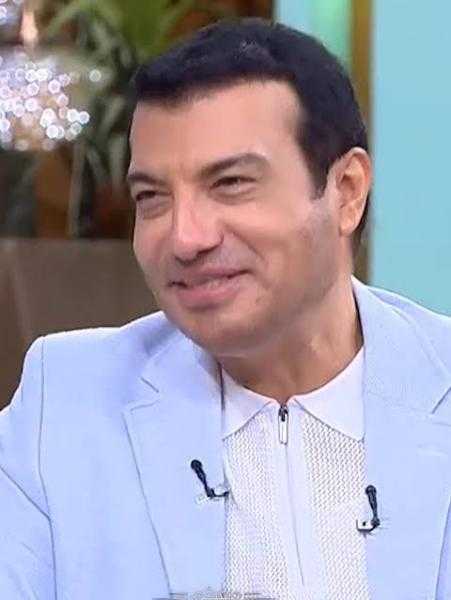 إيهاب توفيق يتألق في حفل غنائي كامل العدد بـ أبو ظبي