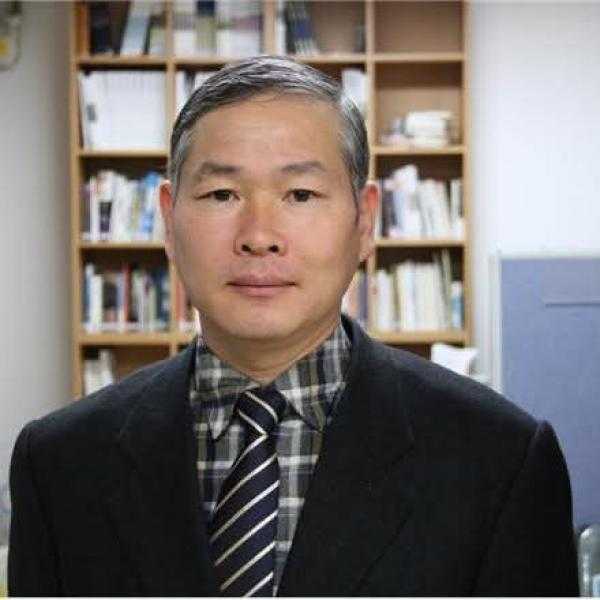 الشاعر الكوري الدكتور كانغ بيونغ تشول ” يكتب : صرخة قطة في عمق الليل