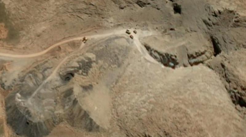 قاعدة صواريخ بالقرب من خمين، إيران، في 10 أبريل 2026، تظهر جرافة أمامية فوق حطام يسد مدخل نفق