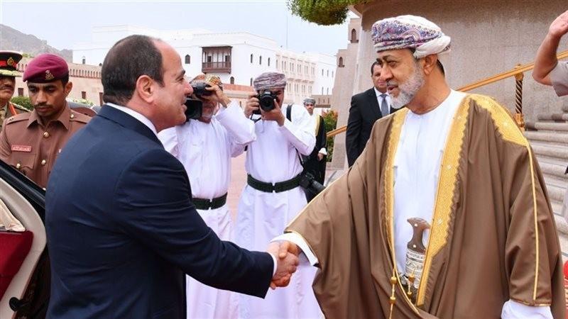 الرئيس السيسي يصل عمان والسلطان هيثم بن طارق في مقدمة مستقبليه بالمطار
