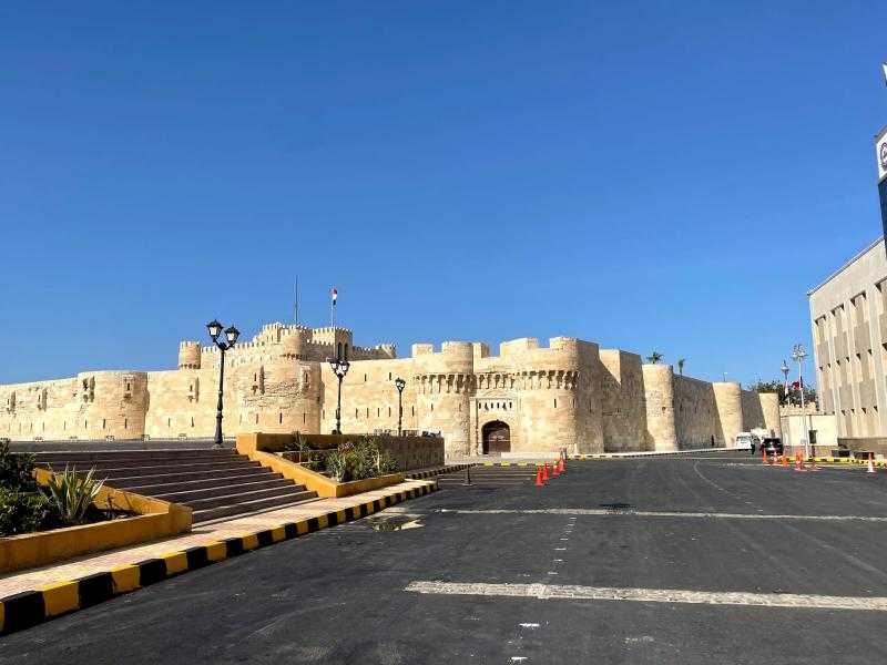 الإسكندرية تتزين استعدادا لاستقبال الرئيس الفرنسي في أول زيارة لعروس البحر