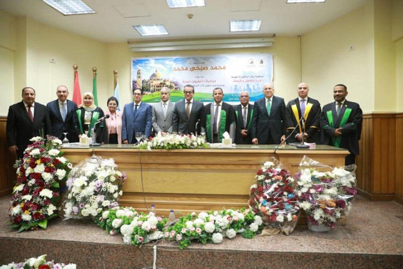 وزير الصحة بعد مناقشة رسالة الدكتوراه 