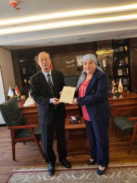 رئيسة أكاديمية الفنون تستقبل المستشار التعليمي الصيني في إطار تعزيز الشراكة الإبداعية