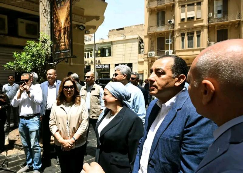 رئيس الحكومه خلال جولته بوسط البلد 