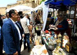 رئيس الوزراء يتفقد معرض الحرف التراثية بشارع المعز