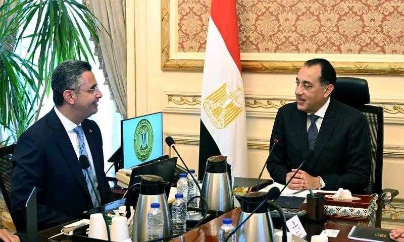 رئيس الوزراء يتابع مع وزير التموين استعدادات استقبال العيد الأضحى المبارك