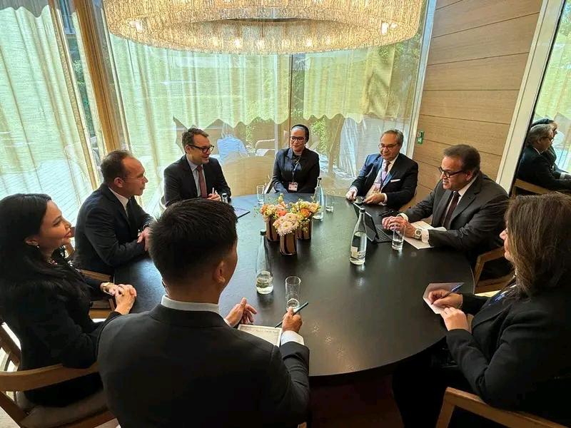 وزير الصحة خلال مشاركته في المائدة المستديرة 