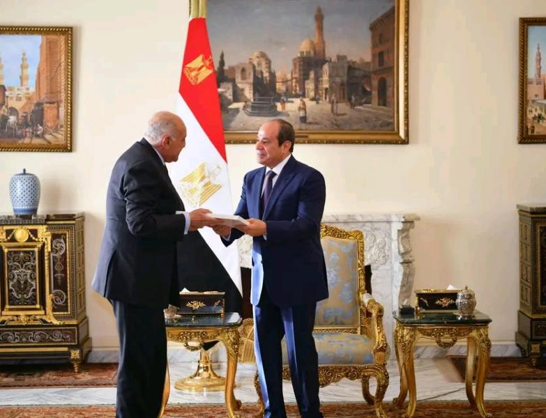 الرئيس السيسي و وزير الشؤون الخارجية والجالية الوطنية بالخارج بالجمهورية الجزائرية