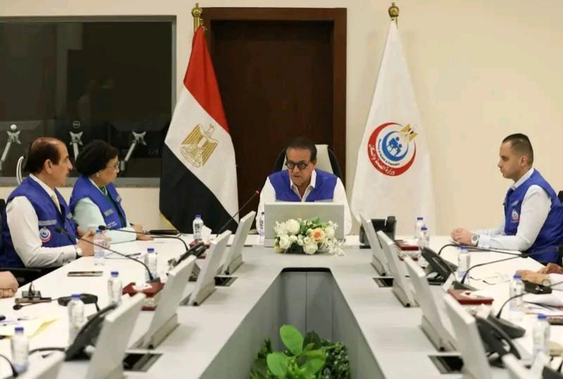 وزير الصحة وجانب من الاجتماع 