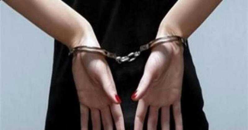 القبض على صانعة محتوى بالإسكندرية لنشرها مقاطع رقص بملابس خادشة للحياء والتلفظ بألفاظ خارجة