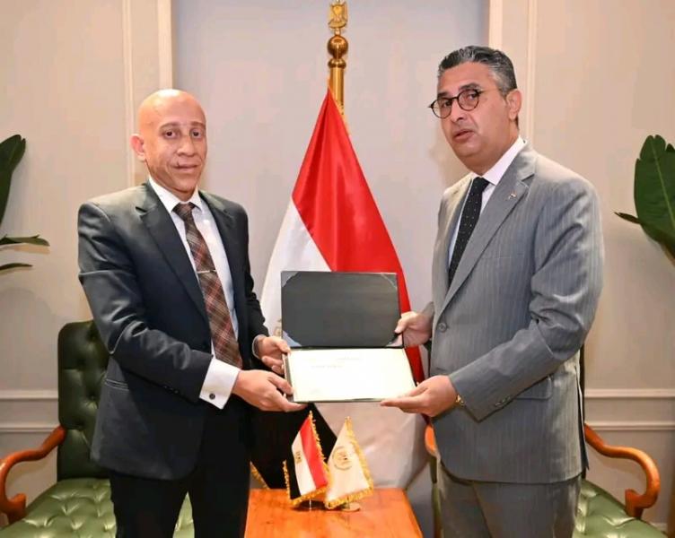 الدكتور شريف فاروق و مفتش تموين بالإسكندرية 