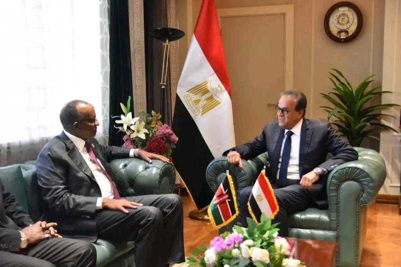 وزير الصحة ونظيره الكينى 