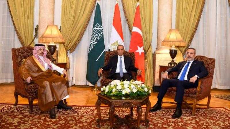 وزير الخارجية يعقد لقاءً ثلاثياً مع نظيريه السعودي والتركي لبحث التطورات الإقليمية