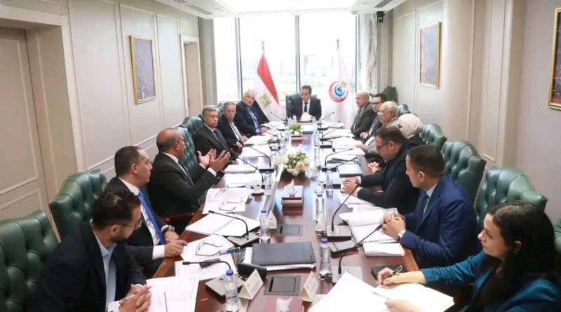 وزير الصحة وجانب من الاجتماع 