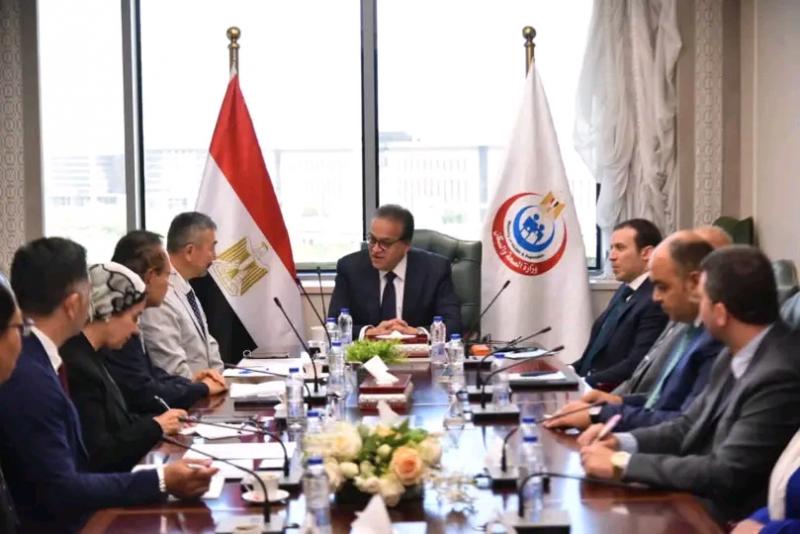 وزير الصحة وجانب من اللقاء 