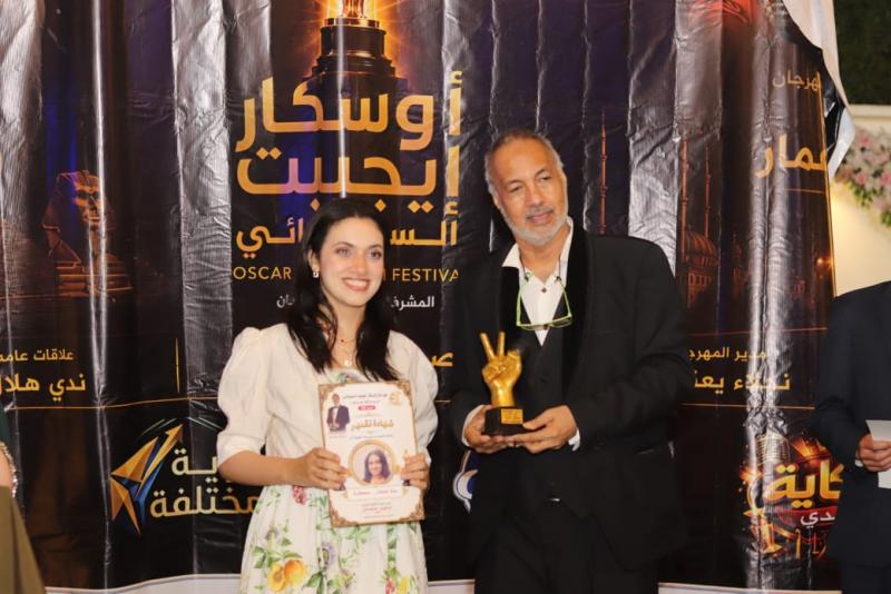عادل عمار رئيس مهرجان أوسكار إيجيبت السينمائ يكرم المطربة الصاعدة منة عثمان