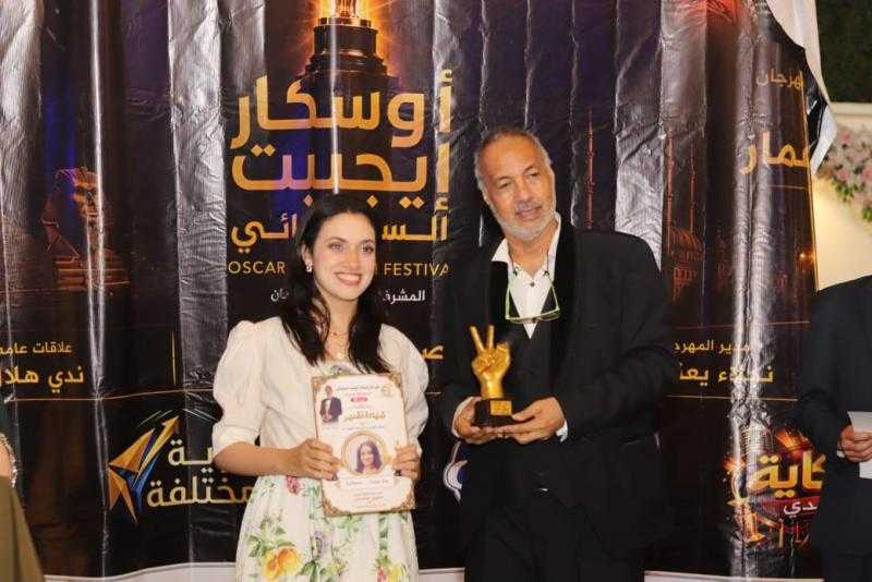 عادل عمار رئيس مهرجان أوسكار إيجيبت السينمائي يكرم المطربة الصاعدة منة عثمان