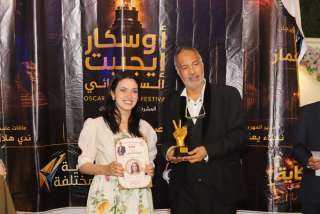 عادل عمار رئيس مهرجان أوسكار إيجيبت السينمائي يكرم المطربة الصاعدة منة عثمان