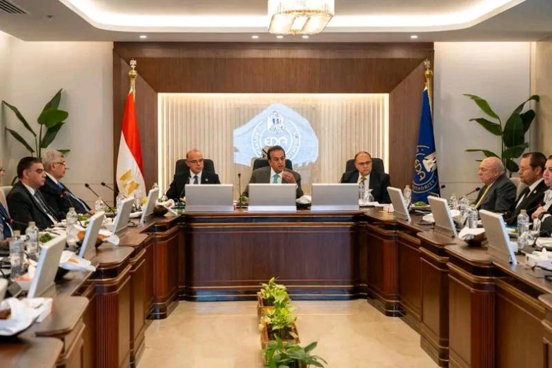 وزير الصحة وجانب من الاجتماع 
