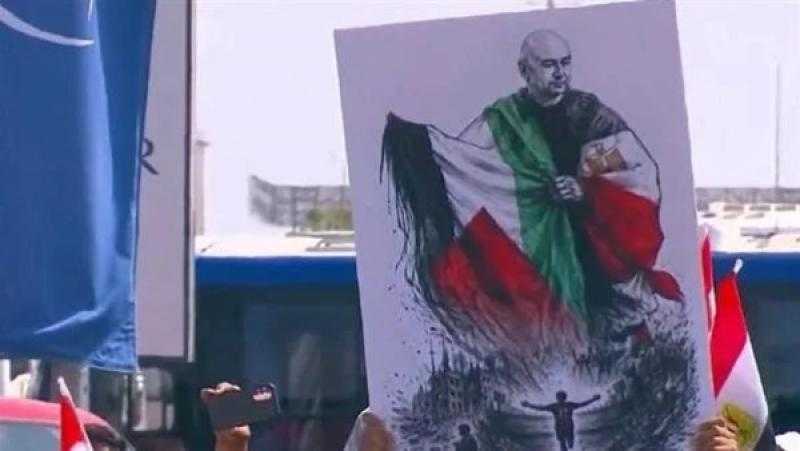 حسام حسن مع علم فلسطين يتصدر المشهد في استقبال المنتخب من مطار العلمين