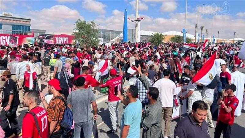 حافلة مكشوفة تحمل شعار ”100 مليون شكرًا” في انتظار طائرة المنتخب