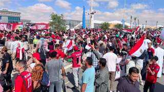 حافلة مكشوفة تحمل شعار ”100 مليون شكرًا” في انتظار طائرة المنتخب
