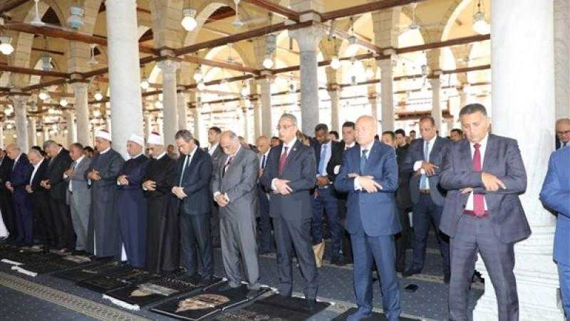 محافظ القليوبية يؤدي صلاة الجمعة بمسجد عمرو بن العاص احتفالًا بالعيد القومي لمحافظة القاهرة