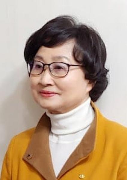 الشاعرة الدكتورة العالمية من كوريا الجنوبية  لي هاي سون